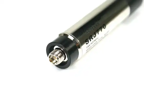 Le Diamond SRJ-770 est un choix populaire pour ceux qui recherchent une antenne talkie-walkie bi-bande (VHF/UHF) de haute qualité avec connecteur SMA femelle. Sa conception télescopique et sa longueur réglable permettent une utilisation confortable et eff