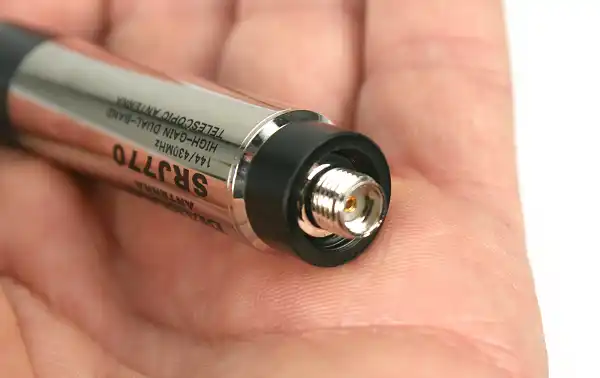 Fréquences : L'antenne fonctionne dans deux bandes de fréquences : 144 MHz dans la bande VHF et 430 MHz dans la bande UHF. Le gain de l'antenne est de 2,15 dBi dans la bande 144 MHz et de 5,5 dBi dans la bande 430 MHz, ce qui signifie qu'il fo