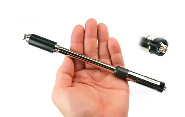 Fréquences : L'antenne fonctionne dans deux bandes de fréquences : 144 MHz dans la bande VHF et 430 MHz dans la bande UHF. Le gain de l'antenne est de 2,15 dBi dans la bande 144 MHz et de 5,5 dBi dans la bande 430 MHz, ce qui signifie qu'il fo