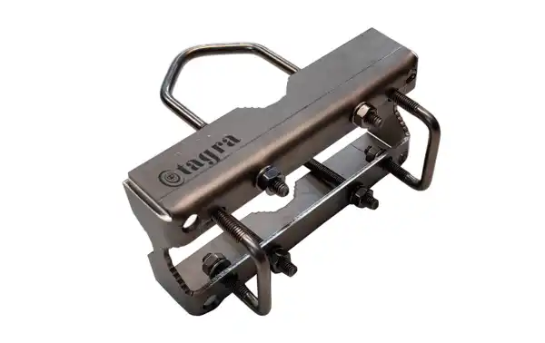 Material: It is made of stainless steel, which gives it resistance to corrosion and durability.