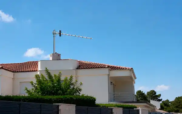 Protection : Mise à la terre CC (tous les éléments métalliques sont reliés à la terre)