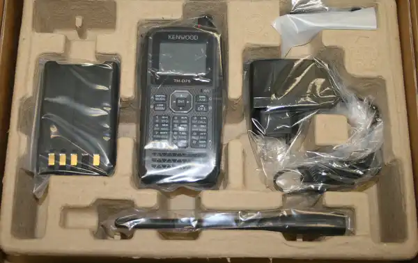 Le talkie-walkie KENWOOD Biband original fonctionne sur les bandes VHF/UHF avec écouteur gratuit