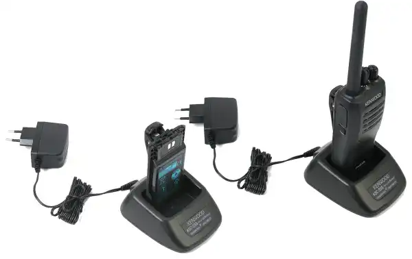 TK3501 com carregador de mesa válido para carregar a bateria sozinho ou com os walkies
