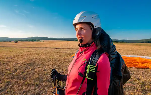 Walkie Talkies PMR-446: Estos dispositivos están diseñados para funcionar en la banda PMR-446, que es una banda de frecuencia abierta para comunicaciones de radio de corto alcance.