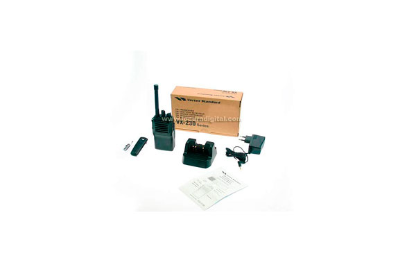 VERTEX STANDARD UHF walkie VX231 professional UHF 400-470 Mhz. FNB- V106 + battery DC 7.2 V Ni-Mh 1200 + smart charger.